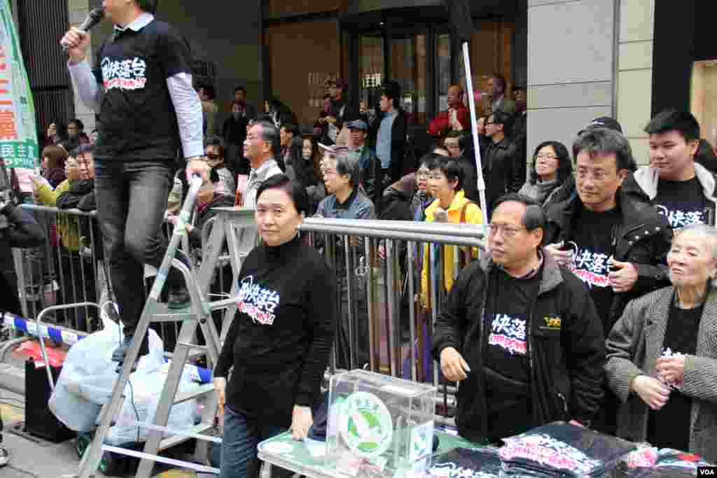 民主党主席刘慧卿、前主席何俊仁在街摊前(美国之音海彦拍摄)