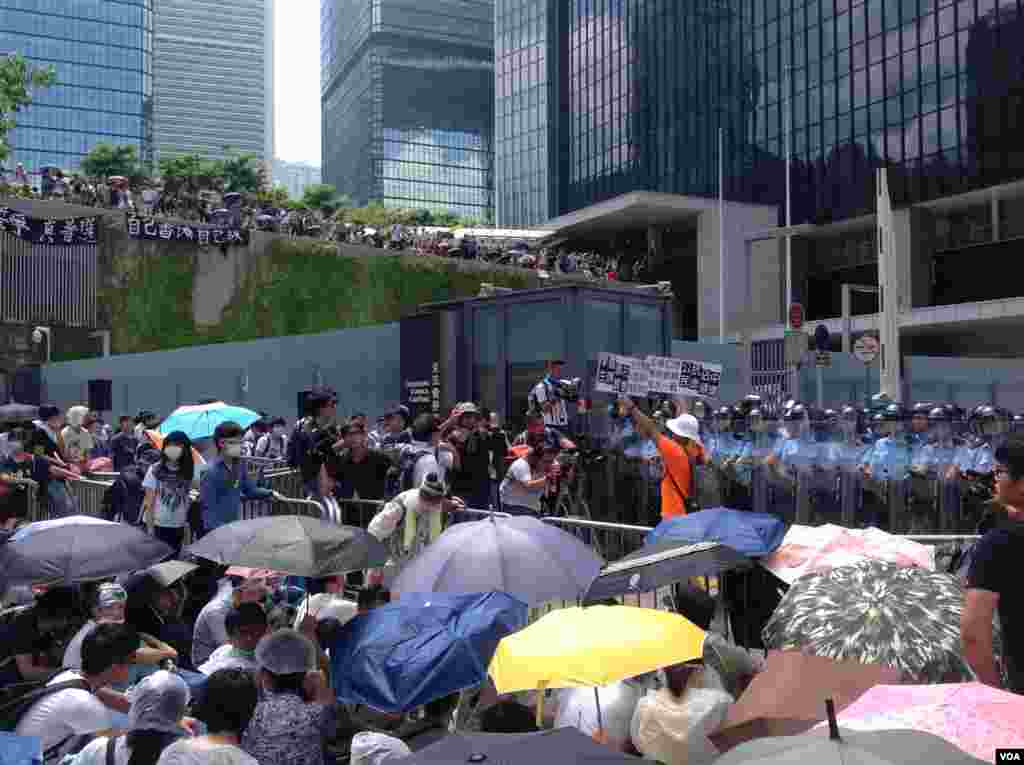 港警方清场公民广场 外界批使用过分武力（美国之音海彦拍摄） 