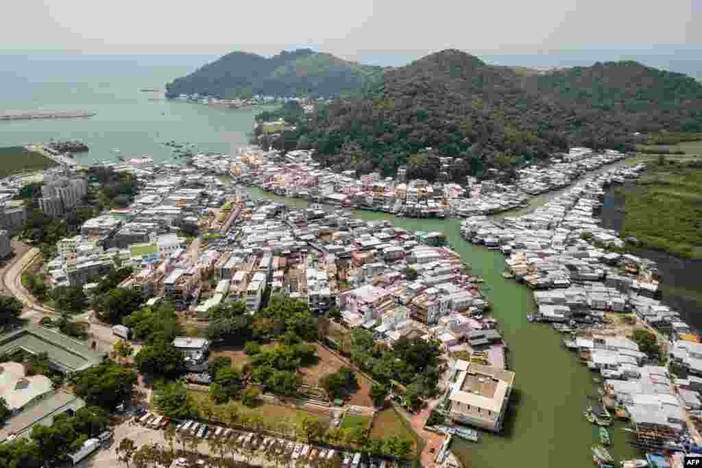 鸟瞰图显示,2018年9月15日,在超级台风抵达前一天的香港大澳渔村。