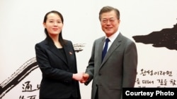 文在寅2018年2月10日会见金与正（路透社转发朝鲜中央通讯社）