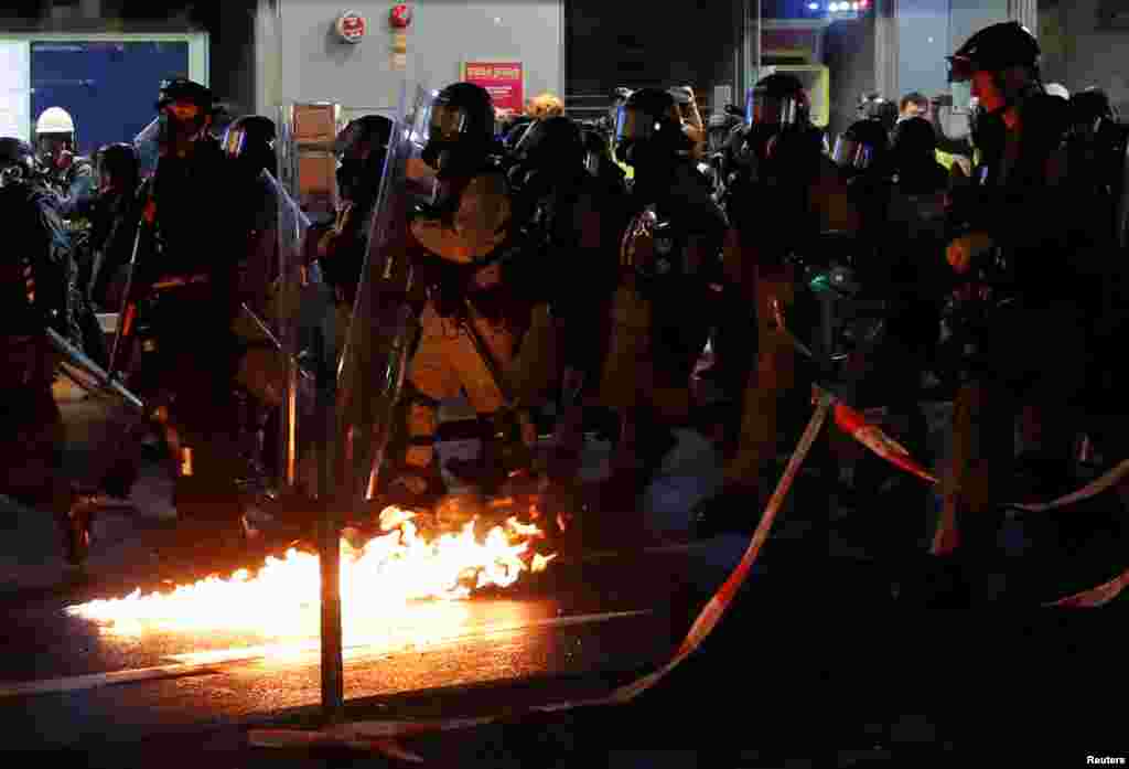 香港警察与抗议民众的对峙中走过一个汽油弹。(2019年8月31日)