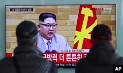 韩国民众在首尔火车站观看朝鲜领导人金正恩的新年讲话电视节目。（2018年1月1日）
