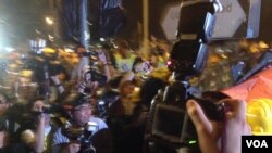 占领运动期间记者采访经常被夹在警察与示威者对抗中（美国之音海彦拍摄）