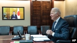 美国总统拜登在白宫与日本首相岸田文雄举行视讯高峰会谈。（2022年1月21日）