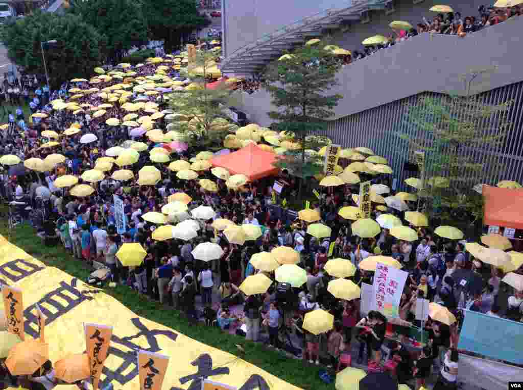 港人重返政总纪念雨伞运动一周年（美国之音海彦拍摄）