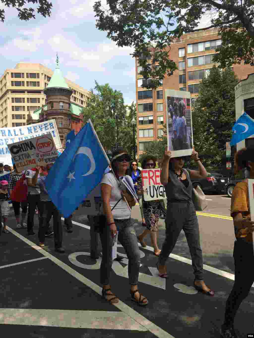 2015年7月12日维吾尔人和支持者在美国首都华盛顿街头游行并聚集在泰国驻美大使馆前抗议泰国把100余名维吾尔人强行递解回中国。(美国之音乌兹别克语组拍摄)