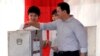 印尼选民参与雅加达省长决选投票