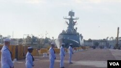 中国海军益阳号导弹护卫舰靠岸美国海军美波特港( 美国之音方冰拍摄)