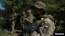 乌克兰军队士兵站在哈尔科夫地区的乌俄边境附近。（2023年6月4日）