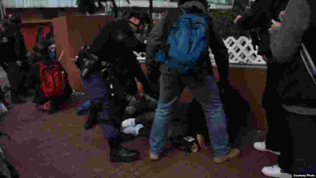 旺角街头夜市大年初一晚爆发激烈警民冲突 (苹果日报)
