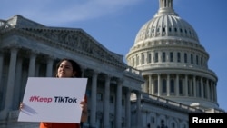随着美国国会众议院一项法案的成功通过，“抖音”海外版TikTok在美国的运营陷入一场实质危机。分析认为，最新通过的这项法案针对性强，相较美国此前限制或禁止TikTok的政策行动，其合法性更难以撼动。美国议员强调，法案的目的是割裂TikTok与中国共产党的联系，禁令只是下策。不过，随着大选年给美国政坛带来的种种不确定因素，法案是否获得足够支持由总统签署成为法律，还是一个未知数。