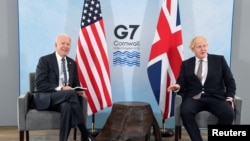 2021年6月10日，英国首相约翰逊与美国总统拜登在英国康沃尔卡比斯湾举行G7峰会之前举行会晤（路透社）。