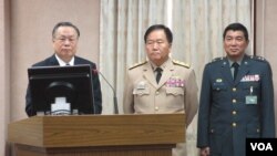台湾国防部长严明上将(左)等官员在立法院接受质询（美国之音张永泰拍摄） 