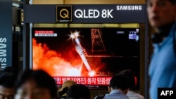 韩国电视新闻2024年5月28日播报朝鲜卫星发射失败的消息。（法新社）