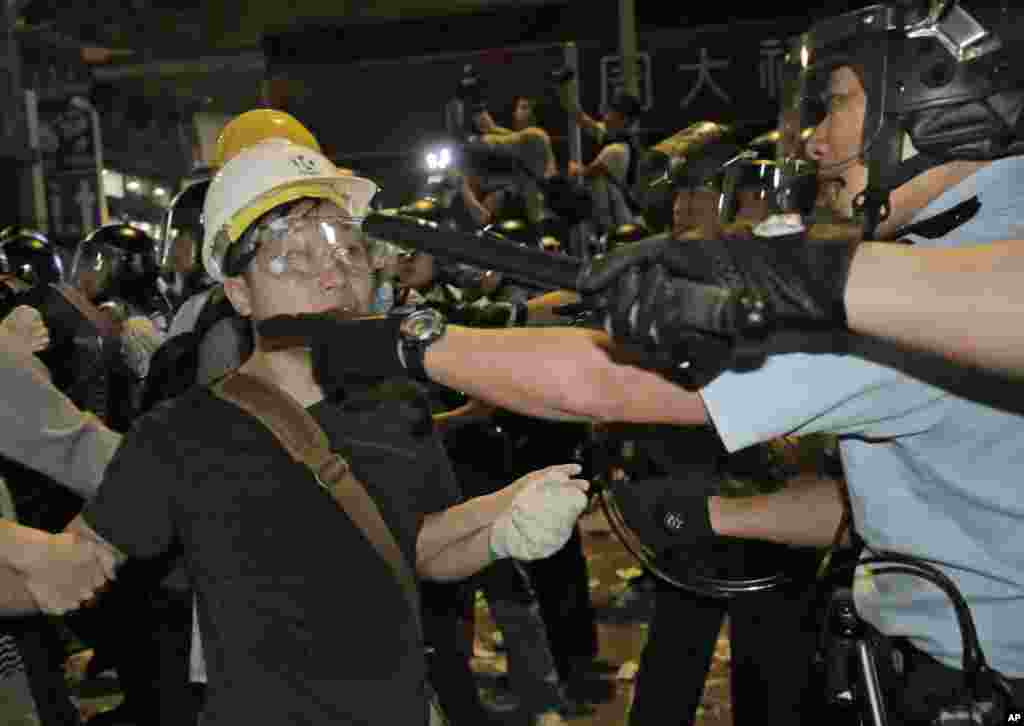 香港旺角： 警察和抗议者扭打