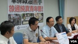台湾执政党国民党立法院党团召开记者会指责民进党操弄学生
