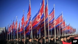 朝鲜人在平壤金日成广场游行