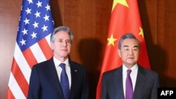 2024年2月16日，美国国务卿安东尼·布林肯(左)与中国外交部长王毅在德国慕尼黑举行的第60届慕尼黑安全会议上会面。