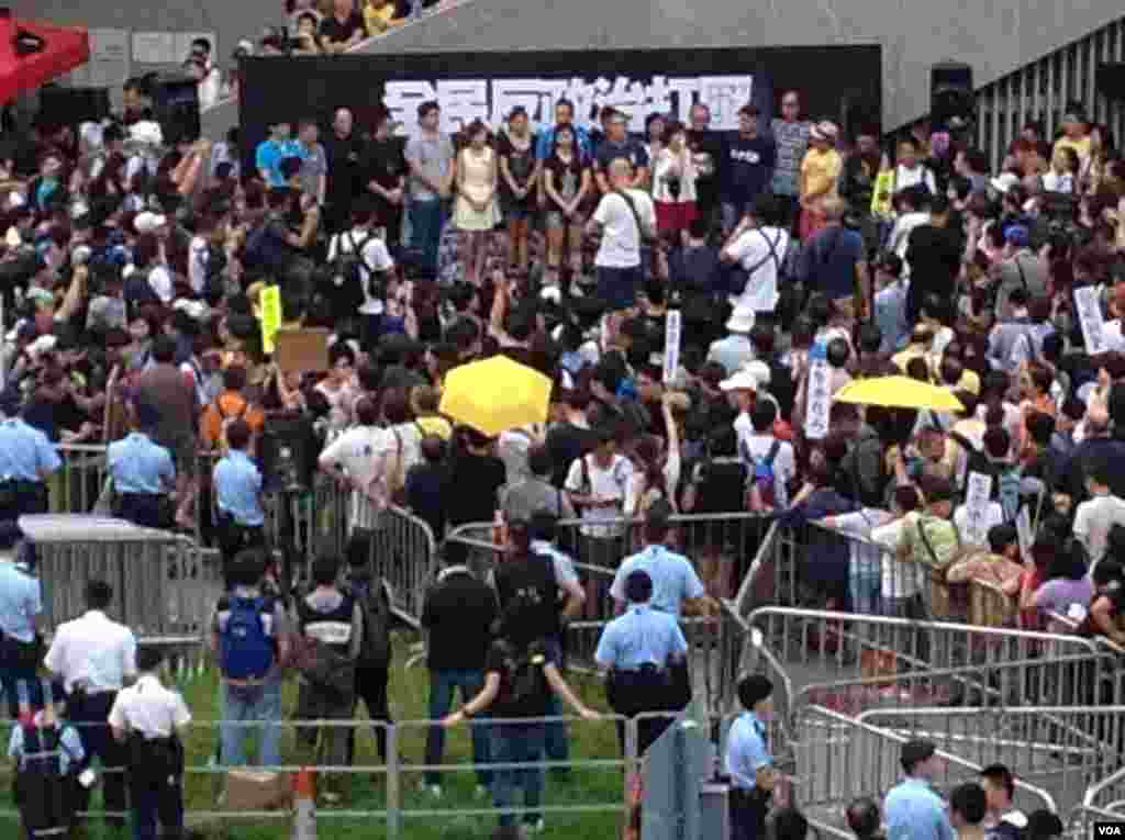 港人重返政总纪念雨伞运动一周年（美国之音海彦拍摄）