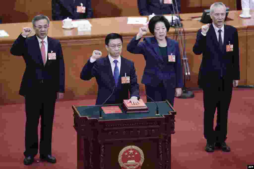 中国新任排名第一的副总理韩正率领新的副总理孙春兰、胡春华、刘鹤和国务委员们在中国第十三届全国人民代表大会第一次会议第七次全体会议上宣誓就职(2018年3月19日)。中共十九大政治局委员、分管外交等工作的原国务委员杨洁篪没有连任国务委员或担任副总理,从而从国务院出局。