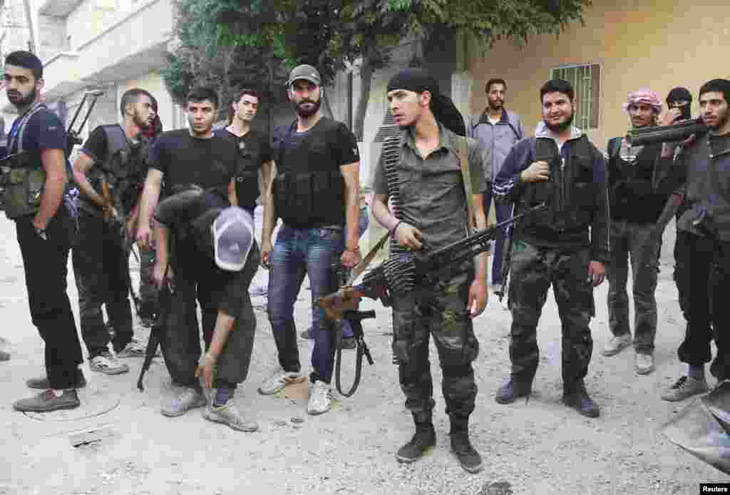 Chiến binh Quân đội Syria Tự do chuẩn bị lên đường ra tiền tuyến ở vùng al-Ziyabiya, Damascus, ngày 5 tháng 5, 2013.