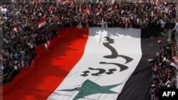 Người biểu tình ủng hộ Tổng thống Syria mang theo một lá cờ khổng lồ Syria trong cuộc biểu tình chống lại quyết định của Liên đoàn Ả Rập tại Damascus, ngày 13/11/2011