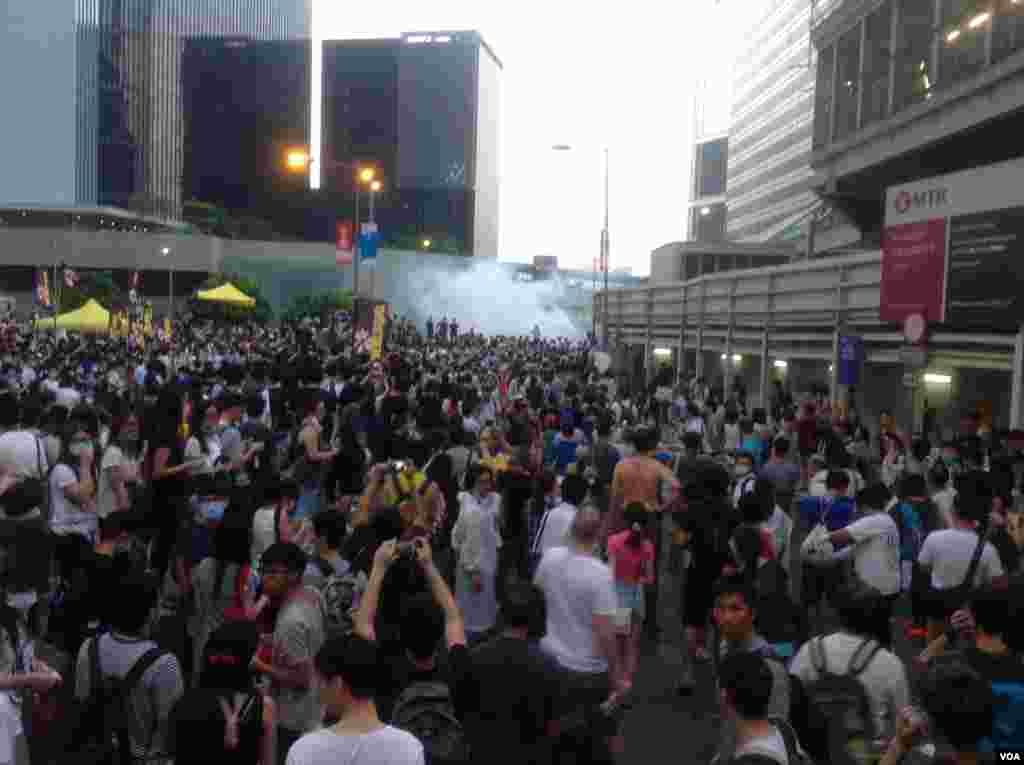 港人声援占中抗拒警方封锁中环金钟多处瘫痪(美国之音海彦拍摄)
