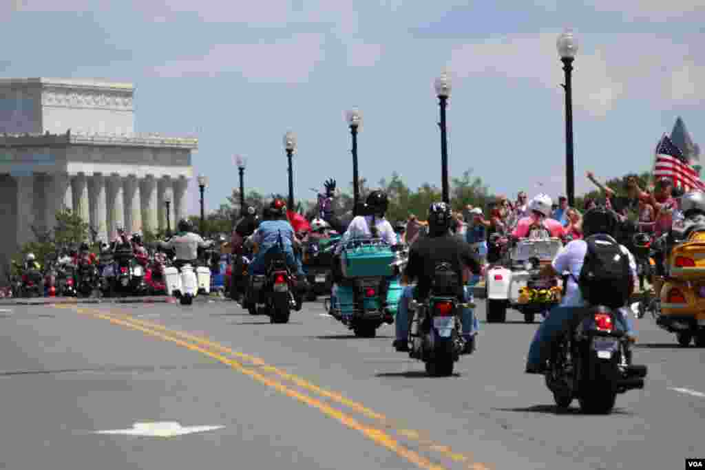 Ðoàn xe "Rolling Thunder" đi về phía Đài tưởng niệm Lincoln ở thủ đô Washington trong cuộc "Diễu hành cho Tự do" ngày 25/5/2014. (Brian Allen/VOA) 
