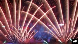 资料照片：2019年1月1日，香港维多利亚港的跨年烟花汇演。 