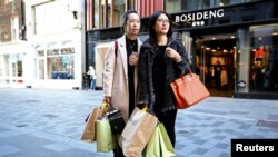 中国游客在海外扫货。（资料图）