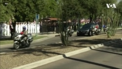 Меган Маккейн не втримує сліз під час церимонії вшанування пам'яті батька у Капітолію Аризони. Відео