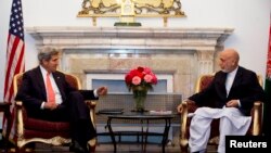 Ngoại trưởng Hoa Kỳ John Kerry (trái) và Tổng thống Afghanistan Hamid Karzai nói hai bên đã tiến gần đến một thỏa thuận về an ninh song phương, nhưng vẫn còn những khác biệt về vấn đề đặc miễn tài phán của binh sĩ Mỹ (12/10/2013).