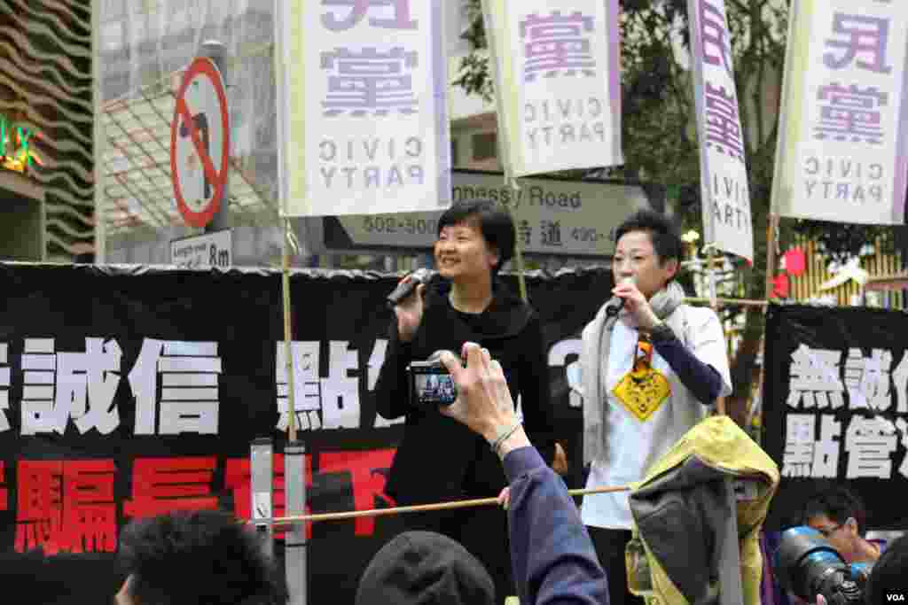 公民党主席余若薇(黑衣)在街摊前 (美国之音海彦拍摄)