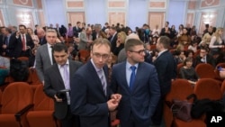 Члени общини Свідків Єгови чекають у суді в Росії, 2017 рік. Діяльність цієї общини в Росії було заборонено судом