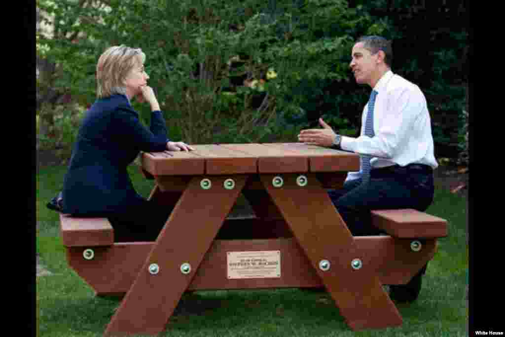 Tổng thống Obama nói chuyện với Ngoại trưởng Clinton tại sân cỏ phía nam của Tòa Bạch Ốc, ngày 9/5/2009.