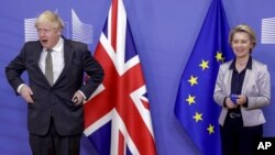 资料照：欧盟委员会主席乌尔苏拉·冯德莱恩与英国首相鲍里斯·约翰逊