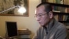 视频截图显示刘晓波在家里阅读一个文件（2008年1月6日）