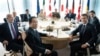 2023年5月21日G7峰会工作会: 左起依次为：日本首相岸田文雄、美国总统拜登、德国总理肖尔茨、英国首相苏纳克、欧盟委员会主席冯德莱恩、乌克兰总统泽连斯基、欧洲理事会主席米歇尔、意大利驻日本大使贝内代蒂 、加拿大总理特鲁多和法国总统马克龙