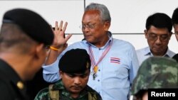Nhà lãnh đạo Ủy ban Cải cách Dân chủ của Nhân dân Suthep Thaugsuban (giữa) chào các nhà báo khi rời tòa án ở Bangkok, 26/5/14