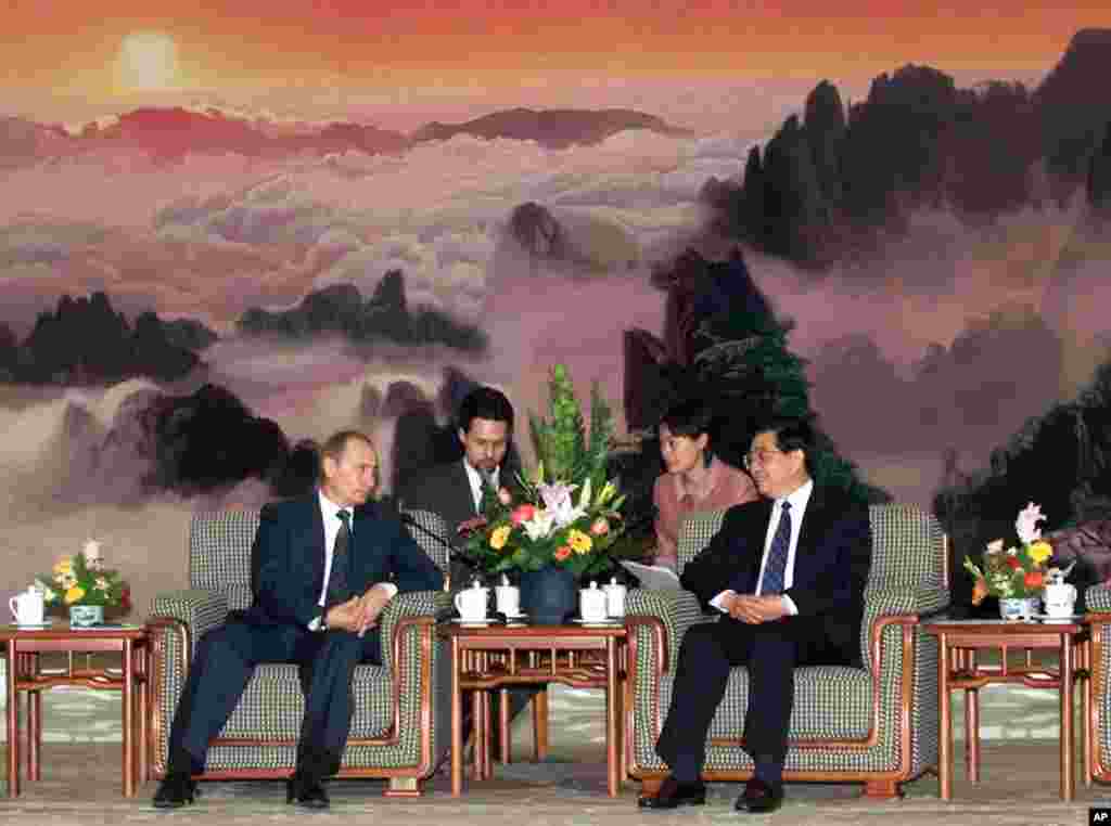 2002年12月2日,俄罗斯总统普京在北京会见中国国家副主席兼共产党总书记胡锦涛。