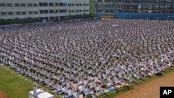 印度德里公立学校的5千名师生和家长在做瑜伽 （2014年10月20日）