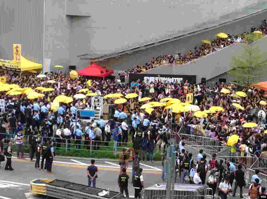 港人重返政总纪念雨伞运动一周年（美国之音海彦拍摄）