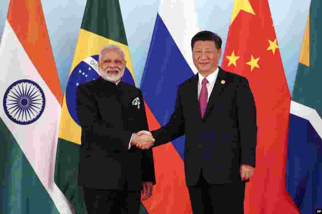 厦门金砖国家峰会上,中国国家主席习近平和印度总理莫迪握手。两国不久前才结束一场边界对峙(2017年9月4日)