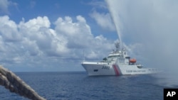中国海警船在南中国在菲律宾以西北方向的黄岩岛与菲律宾渔船对峙。（2015年9月23日）