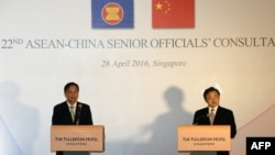 中国外交部副部长刘振民（右）与新加坡外交部常任秘书池伟强（左）在新加坡参加东盟与中国高官研讨会会召开记者会。（2016年4月28日）