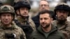 Президент України Володимир Зеленський під час візиту до звільненого ЗСУ Ізюма, 14 вересня 2022 (AP Foto/Leo Correa)