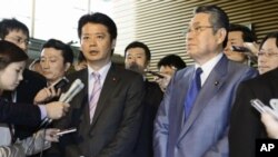 Ngoại trưởng Nhật Koichiro Gemba (trái) và Bộ trưởng Quốc phòng Nhật Naoki Tanaka nói chuyện với phóng viên báo chí sau phiên họp các bộ trưởng nội các hôm 27/4/12