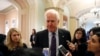 美国参议院多数党党鞭科宁（Sen. John Cornyn, R-TX）在国会大厦对记者发表谈话时有所停顿（2017年1月3日）