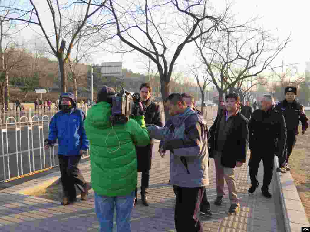 外国记者不顾警察的阻拦坚持现场报道( 美国之音东方拍摄)