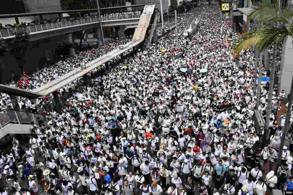 6-9香港反送中游行人士逼爆金钟 (美国之音汤惠芸拍摄)